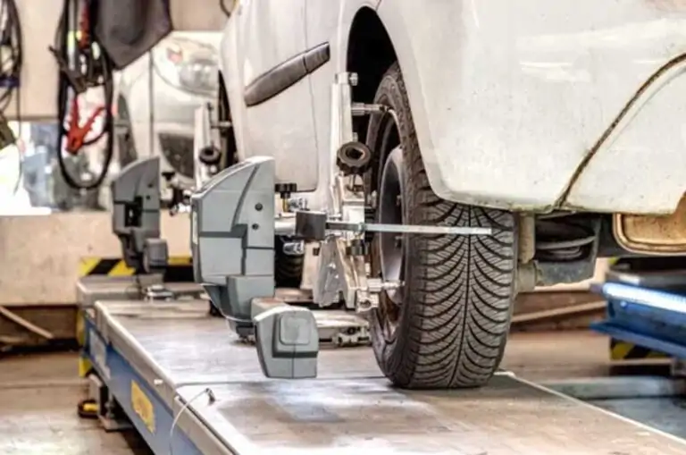 Strumenti laser di precisione per fare al convergenza gomme di un'auto